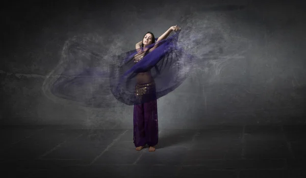 Danseuse du ventre en arrière-plan sombre — Photo