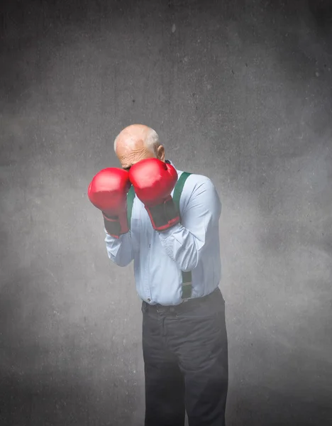 Viejo hombre emociones y expresiones en gris fondo — Foto de Stock