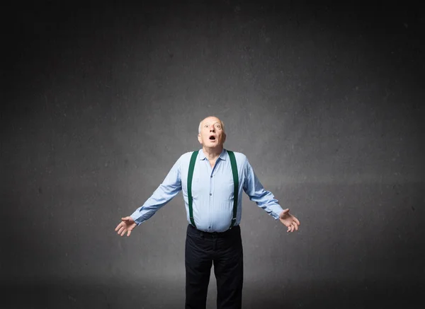 Yaşlı adam duygu ve gri arka plan ifadelerde — Stok fotoğraf