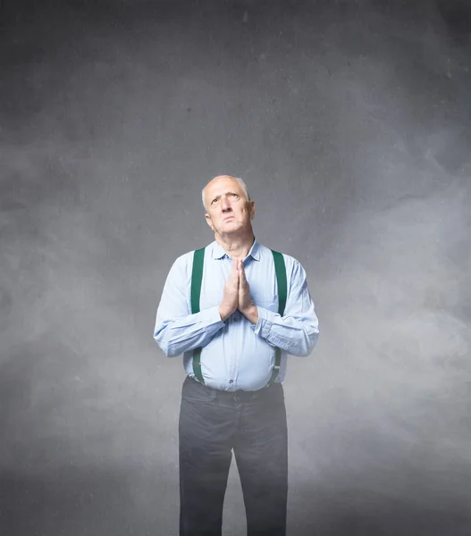 Viejo hombre emociones y expresiones en gris fondo —  Fotos de Stock