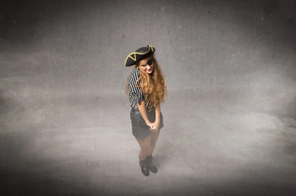 Жінка-пірат на сірому фоні — стокове фото