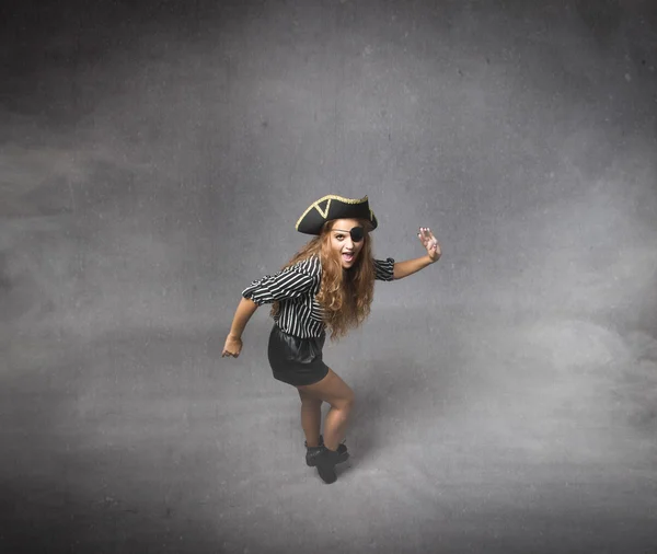 Žena pirátem na šedém pozadí — Stock fotografie