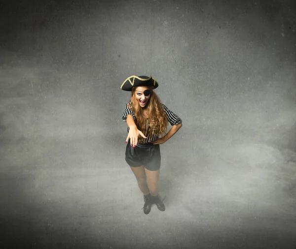 Vrouw piraat op grijze achtergrond — Stockfoto