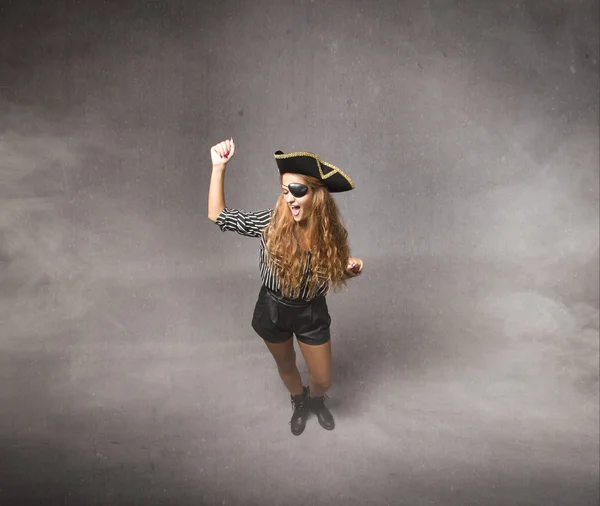 Жінка-пірат на сірому фоні — стокове фото