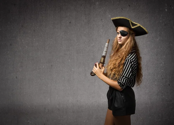Mulher pirata no fundo cinza — Fotografia de Stock