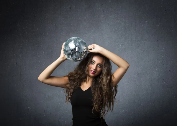 Meisje met disco bal op hand — Stockfoto