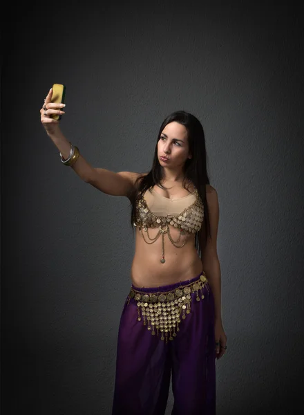 Flicka hålla telefonen i handen — Stockfoto