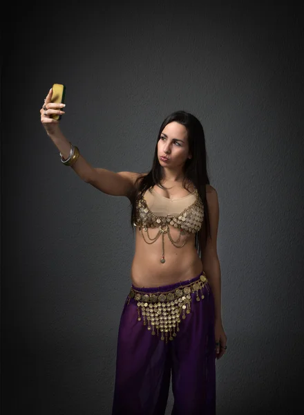 Niña sosteniendo el teléfono en la mano — Foto de Stock