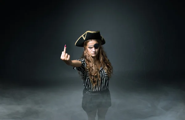 Femme pirate sur fond gris — Photo