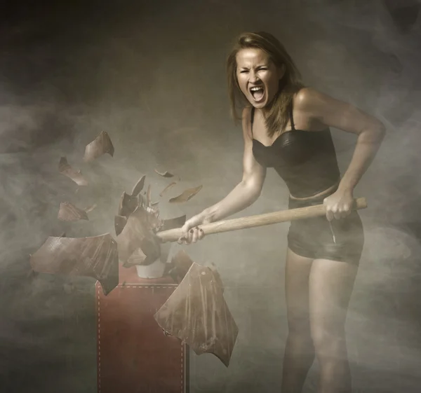 Vrouw vernietigen Paasei — Stockfoto
