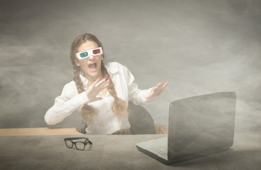 çığlık 3d gözlük ile kız