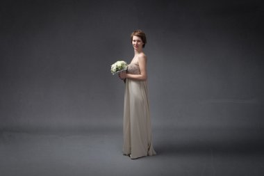 mutlu gelin holding çiçekler