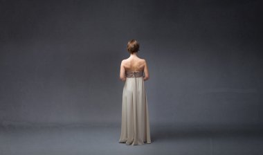 Uzun elbiseli şık Bayan