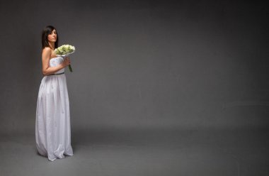 Gelin holding çiçekler