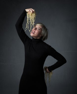 Bayan elle spagetti yemek