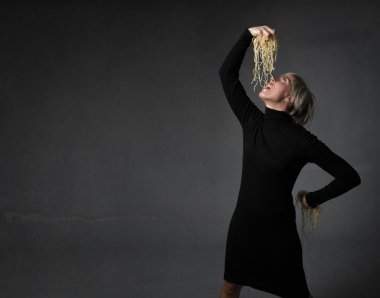 Bayan elle spagetti yemek