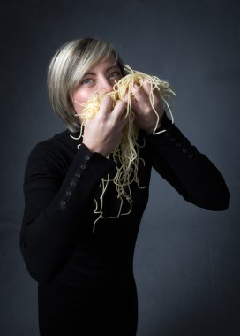 Spagetti yiyen kadın