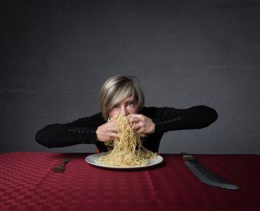 Spagetti yiyen kadın