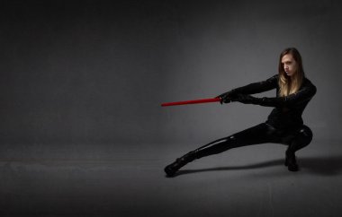 ninja kılıç üzerinde el ile