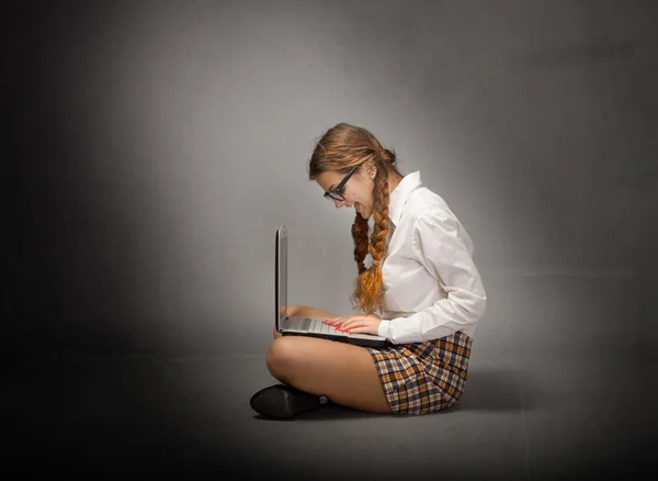 Nerd chica escribiendo en el cuaderno —  Fotos de Stock