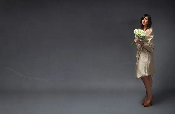 Elegante sposa con bouquet — Foto Stock