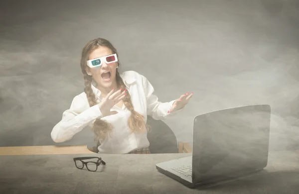 Menina com óculos 3d gritando — Fotografia de Stock