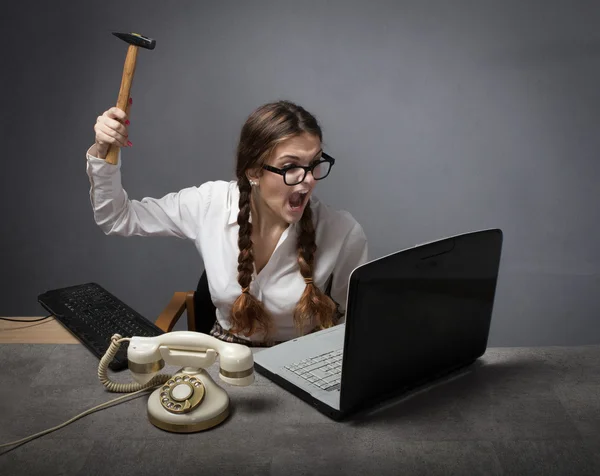 Secrétaire en colère au bureau avec hummer — Photo