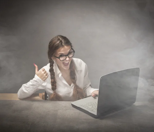 Nerd secretaris in een kantoor met behulp van laptop — Stockfoto