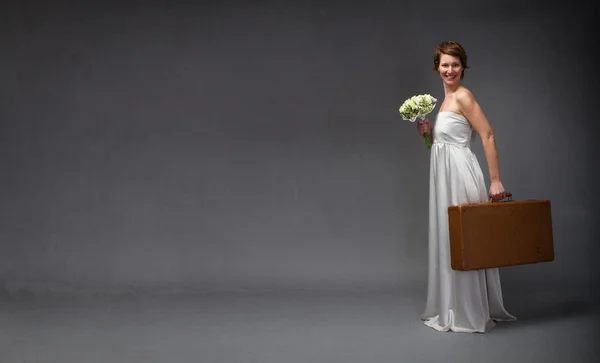 Bride holding baggage — Stock Photo, Image