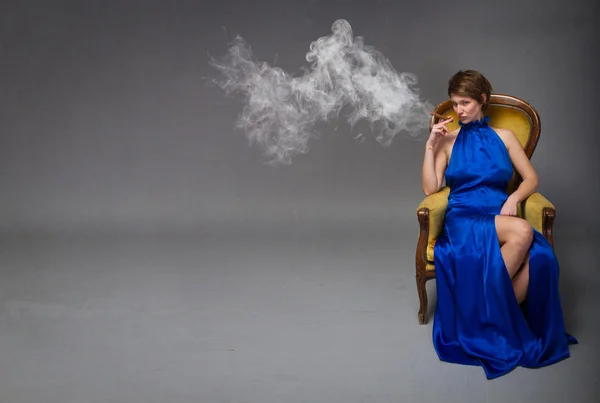 Sexy Frau Zigarre raucht — Stockfoto