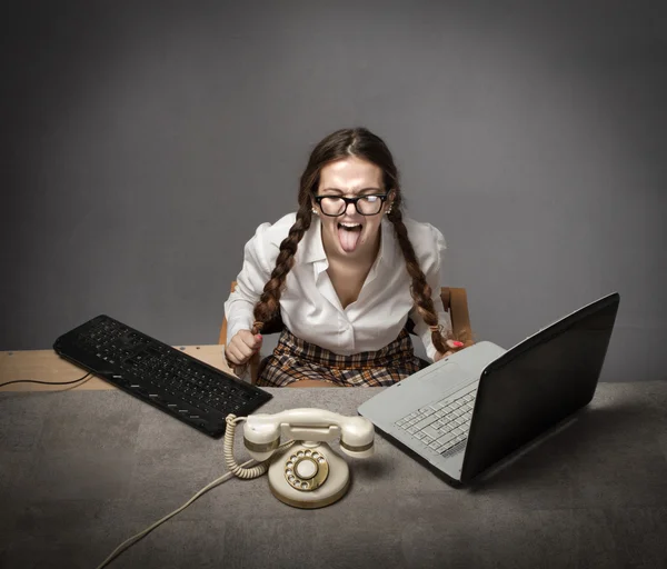 Nerd-Sekretärin zeigt Zunge — Stockfoto