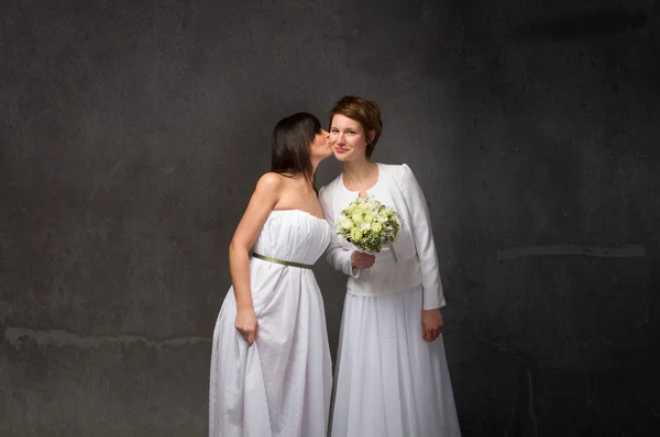 Novias besándose en oscuro — Foto de Stock