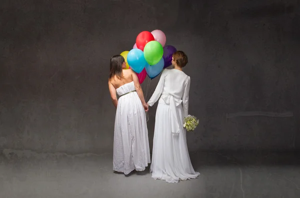 Bruiden houden ballonnen — Stockfoto