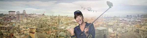 Hostess aerea scattare selfie a Genova — Foto Stock