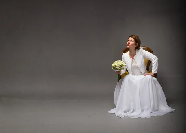 Невеста смотрит вверх с пустым пространством — стоковое фото