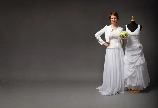 Nevěsta se snaží šaty pro oslavu — Stock fotografie