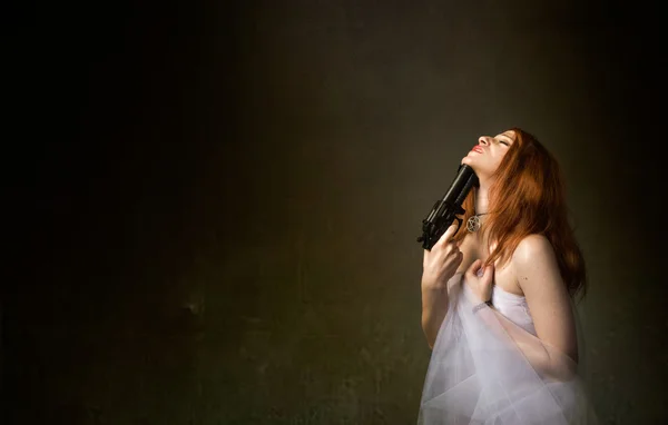 Girl suicide with gun — Stock Photo, Image