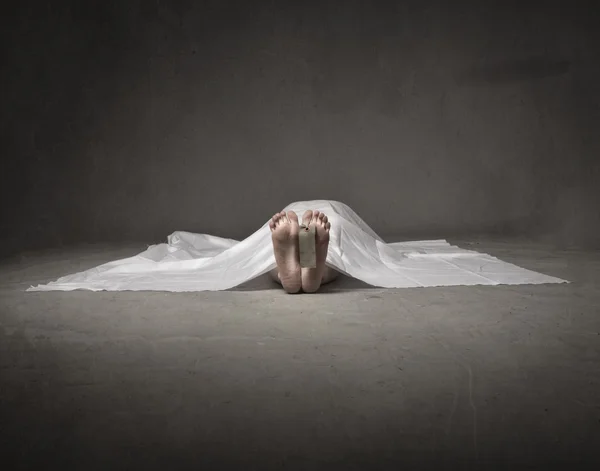 Death body under white cloth — Stock Photo, Image