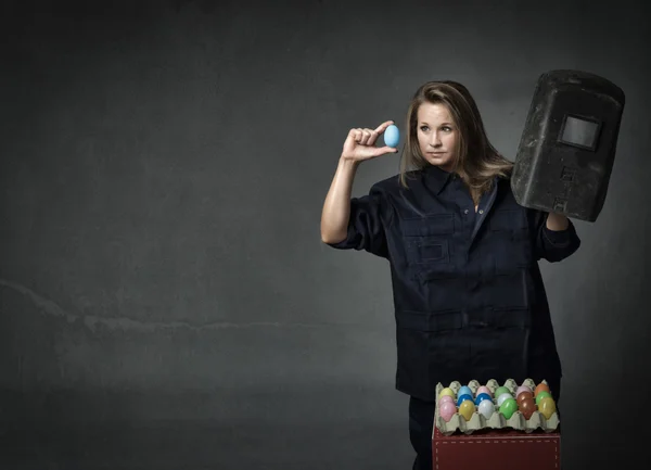 Chica controlando la calidad del huevo — Foto de Stock