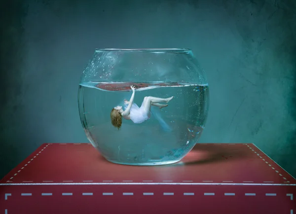 Sebevražda dívky v akvárium bowl — Stock fotografie