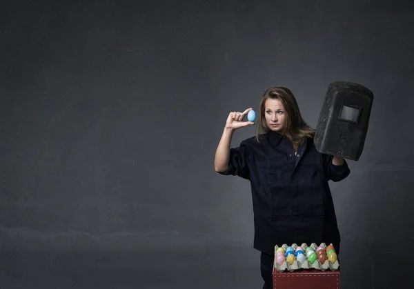 Saldatore con uovo di cioccolato pasquale — Foto Stock