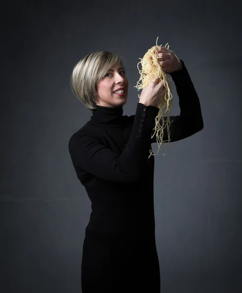 Vrouw eten spaghetti — Stockfoto