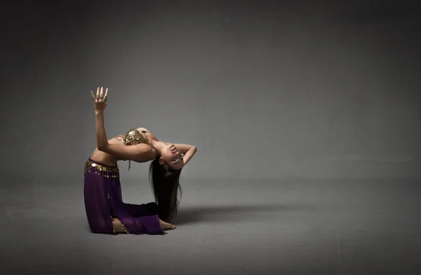 Danseuse du ventre en arrière-plan sombre — Photo