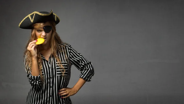 Pirata mordere oro cioccolato doblone — Foto Stock
