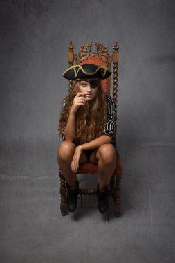 moda korsan oturan