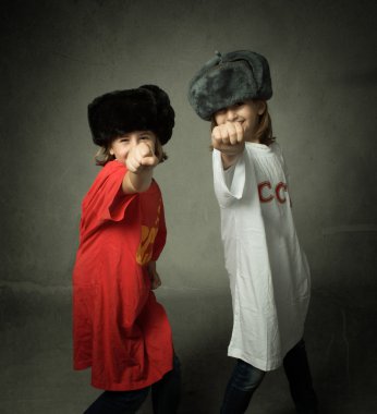yumruk kapanış ile Rus çocuk