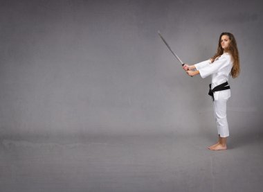 bir karate kız için yanal görüntüleme