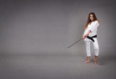 Ninja kılıçla vurmak için hazır