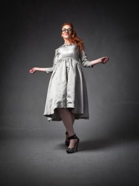 dans ve zerafet ile hareketli retro kadın