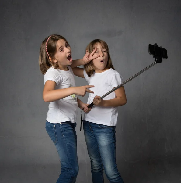 Girl with katana ready to attack — Stock Photo, Image